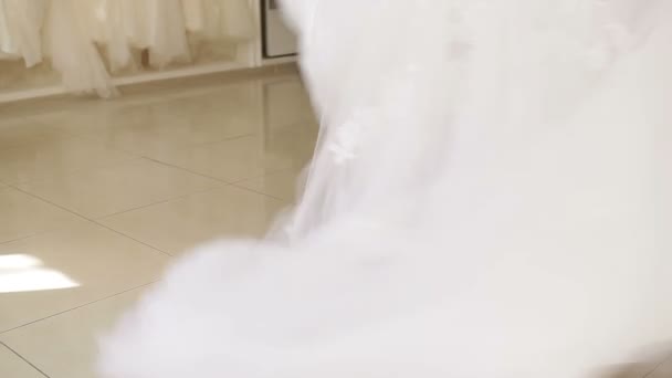 Frauen in Brautkleidern in Brautboutique — Stockvideo
