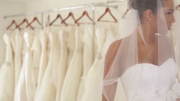 Mujeres en vestidos de novia en boutique nupcial — Vídeos de Stock