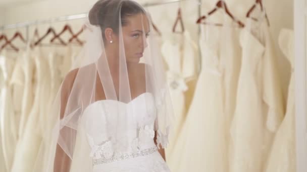 Kvinnor i bröllop klänningar i bröllopsbutiker boutique — Stockvideo