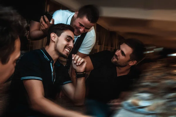 dostluk parti kavramı. mutlu arkadaş, konuşurken bira içme bar veya pub
