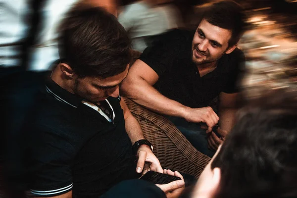dostluk parti kavramı. mutlu arkadaş, konuşurken bira içme bar veya pub