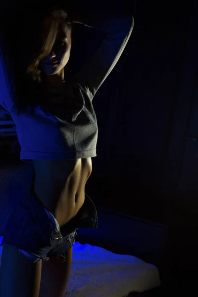 Σέξι γυναίκες στο σύντομο tshirt στο κρεβάτι ποζάρει με ένα γυμνό σώμα — Φωτογραφία Αρχείου
