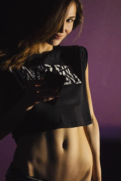Seksi kadın yatakta çıplak bir vücut ile poz kısa tshirt