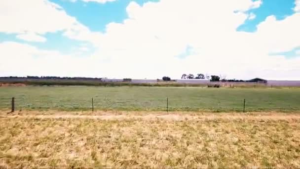 Exploitation d'antennes de ferme jaunes, de granges et de bâtiments à partir d'yeux d'oiseaux 
