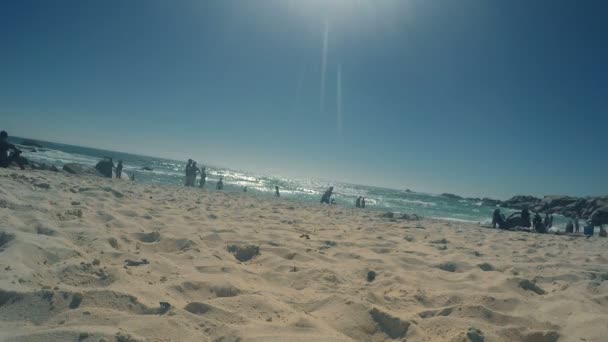 Timelapse spiaggia prendere il sole tempo di relax nella località di Barcellona — Video Stock