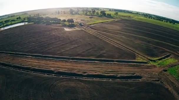 Tirer depuis un drone pneumatique. Ferme verte de chameaux en Australie 