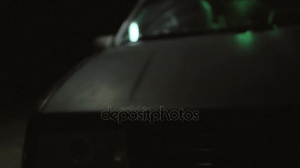 Chica haciendo sesión de fotos con su novia en la noche cerca del coche — Vídeos de Stock