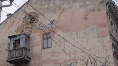 Yeşil yaprakları ile çöktü Balkonlu eski bina statik çekim
