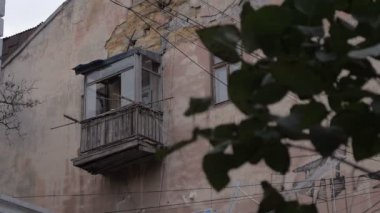 Yeşil yaprakları ile çöktü Balkonlu eski bina statik çekim