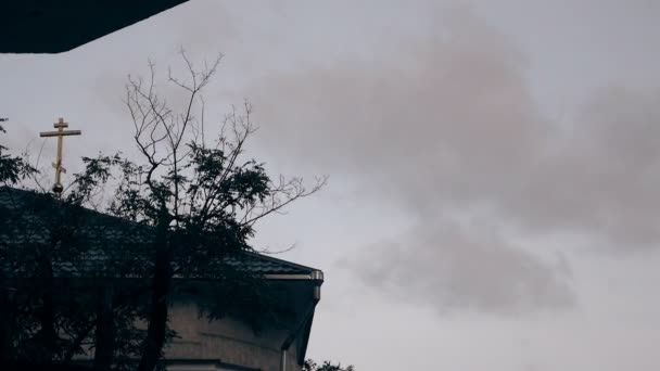 在雾蒙蒙的日子里, 在建筑上关闭十字架 — 图库视频影像