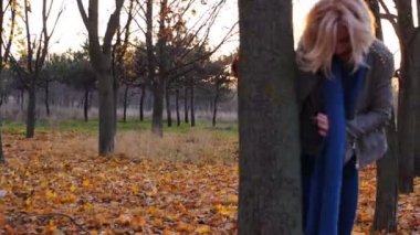 Genç kadın mutluluk'nde Günbatımı sonbahar renkli yaprakları arasında gizli