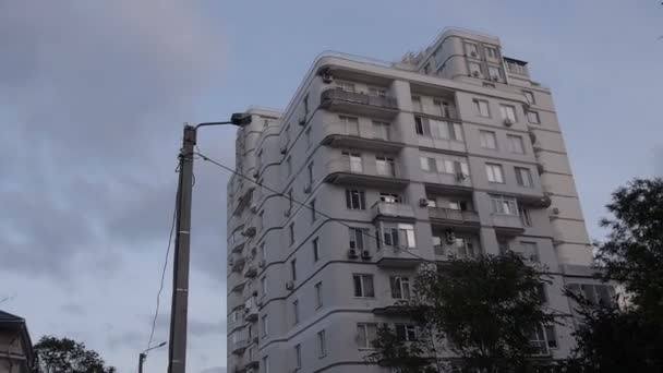 Un edificio de apartamentos en una ciudad de tamaño medio — Vídeo de stock