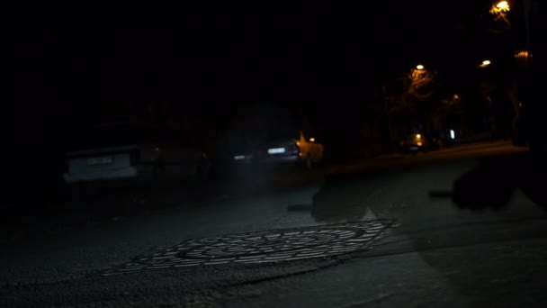Slow-motion shot van stoom uit een mangat in een straat. — Stockvideo