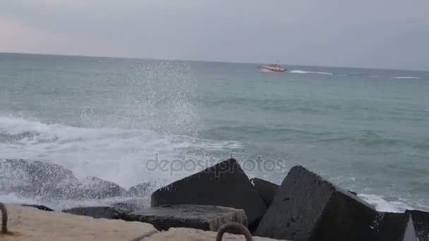 Лодка во время купания в море — стоковое видео