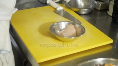 Lezzetli doğal organik taze et parçası profesyonel şef tarafından tuzlu