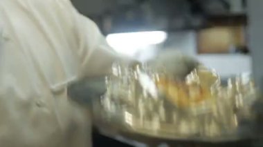 Folyo sarma eti yemek ve yakında zaten bitmiş ızgara olsun