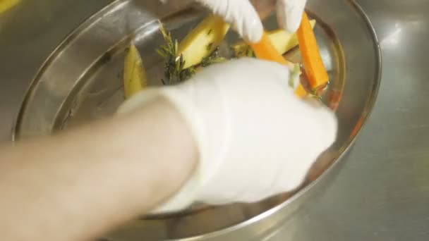 Close-up de mãos de chef cozinhar e preparar batata com cenouras — Vídeo de Stock