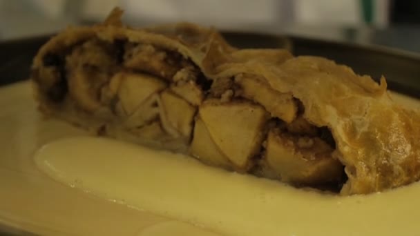 Сливочный соус наливают на мясо-гриль с картошкой — стоковое видео