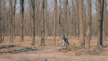 Küçük çocuk baharda güneş Park karşı bisiklet sürme