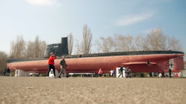 Odessa, Ukraina - 12 mars 2016: militära gammal ubåt i parken — Stockvideo