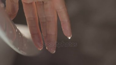 Bathtab yavaş çekimde bilekte kadın aşağı düşen su damlaları