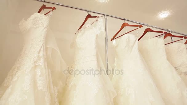 Vestidos de novia en boutique nupcial — Vídeos de Stock