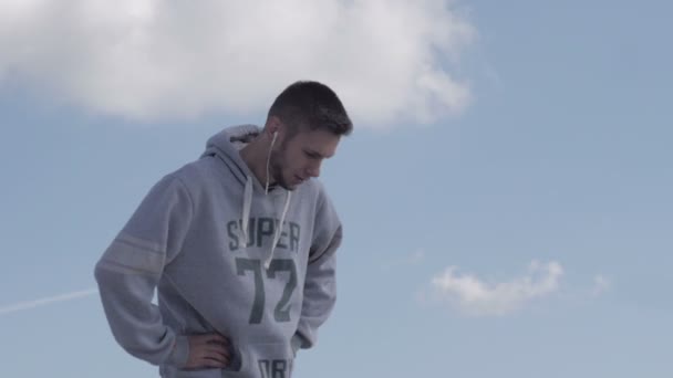 Homme courant au lever du soleil sur la plage — Video