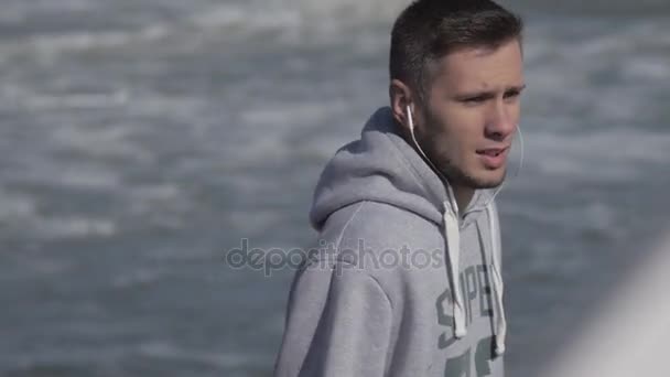 Hombre corriendo al amanecer en la playa — Vídeos de Stock