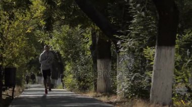 Kulaklıklar on the Beach bungalov ile çalışan adam