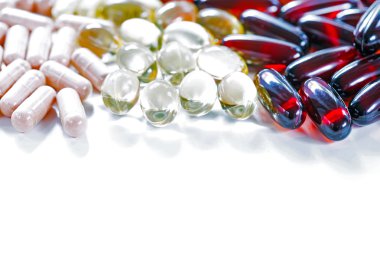 Vitaminler, omega 3, balık yağı, diyet ek ve hafif bir arka plan üzerinde bir setin kapatın, üstten görünüm tabletler