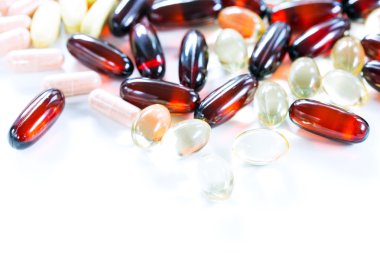 Vitaminler, omega 3, balık yağı, diyet ek ve hafif bir arka plan üzerinde bir setin kapatın, üstten görünüm tabletler