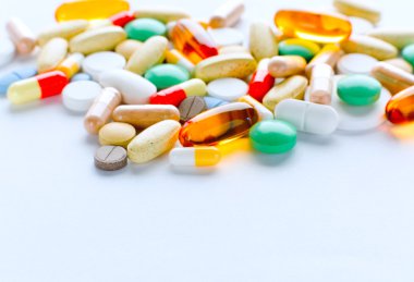 Vitaminler, omega 3, balık yağı, diyet ek ve hafif bir arka plan üzerinde bir setin kapatın, üstten görünüm tabletler