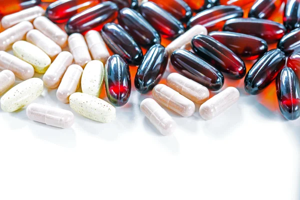 Vitaminler, omega 3, balık yağı, diyet ek ve hafif bir arka plan üzerinde bir setin kapatın, üstten görünüm tabletler — Stok fotoğraf