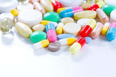 Vitaminler, omega 3, balık yağı, diyet ek ve tabletler bir setin hafif bir arka plan üzerinde kapat