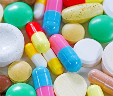 Vitaminler, omega 3, balık yağı, diyet ek ve tabletler bir setin hafif bir arka plan üzerinde kapat