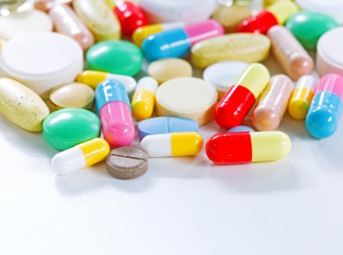 Vitaminler, omega 3, balık yağı, diyet ek ve tabletler bir setin hafif bir arka plan üzerinde kapat