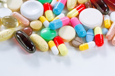 Vitaminler, omega 3, balık yağı, diyet ek ve tabletler bir setin hafif bir arka plan üzerinde kapat