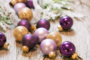 Kartı, yılbaşı oyuncak ahşap arka plan üzerinde toplu olarak