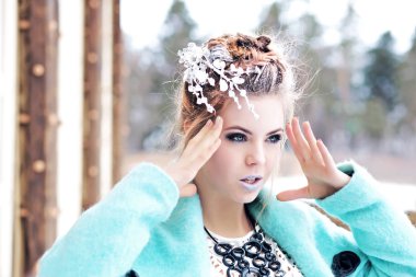 Modern kar kraliçesi, güzel, genç, çekici kız sıradışı bir makyaj ile fantastik bir görüntüdeki