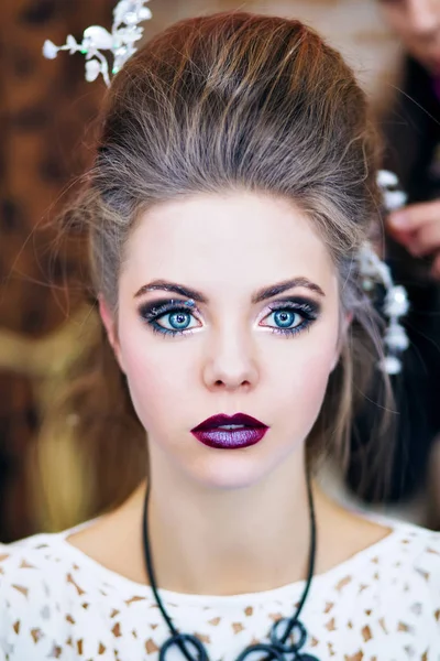 Σύγχρονη βασίλισσα του χιονιού, όμορφη, νεαρή, ελκυστικό κορίτσι σε μια φανταστική εικόνα με μια ασυνήθιστη make-up — Φωτογραφία Αρχείου