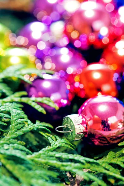 Juguetes de Navidad multicolores y árbol de Navidad, primer plano —  Fotos de Stock