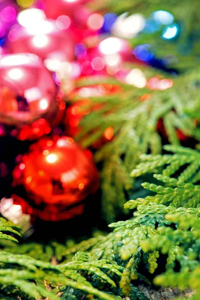Πολύχρωμα Χριστούγεννα παιχνίδια και το χριστουγεννιάτικο δέντρο, κοντινό πλάνο — Φωτογραφία Αρχείου