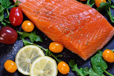 aromatik otlar ve baharatlar ile taze Çiğ somon fileto