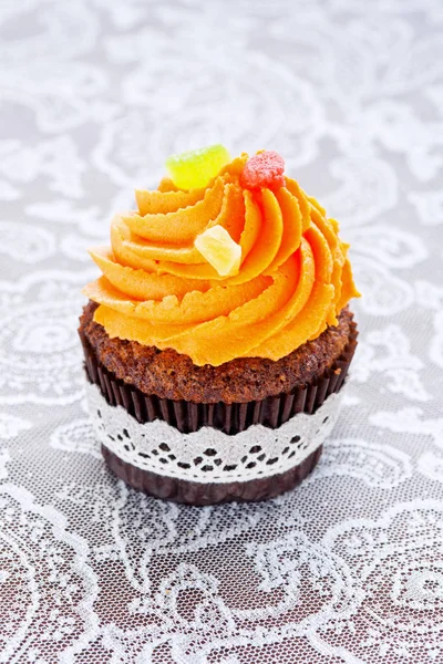 Heldere, feestelijke cupcake met oranje room — Stockfoto