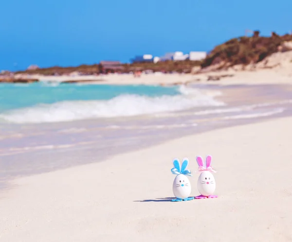 Pascua, huevos de Pascua en la playa, el océano y el mar —  Fotos de Stock