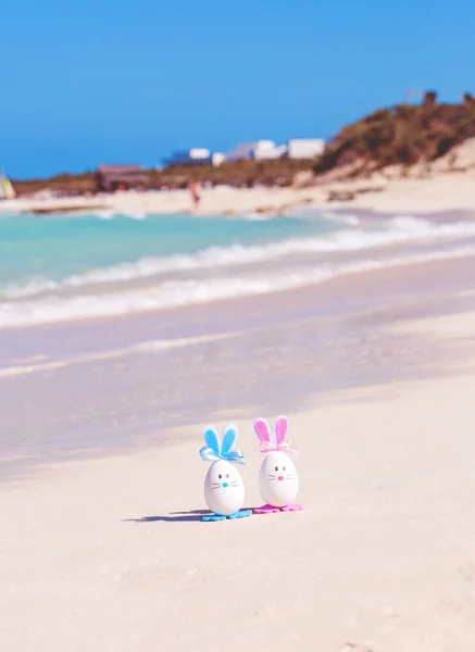 Pascua, huevos de Pascua en la playa, el océano y el mar —  Fotos de Stock