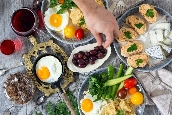 食品、 健康的早餐、 粥、 鸡蛋、 蔬菜、 三明治配鱼子酱 — 图库照片