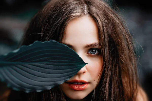 Mladá Krásná Kouzelná Dívka Modrýma Očima Šťavnaté Rty — Stock fotografie