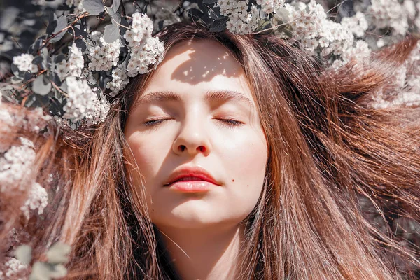 Retrato Uma Jovem Menina Bonita Jardim Ensolarado Uma Flor Branca — Fotografia de Stock