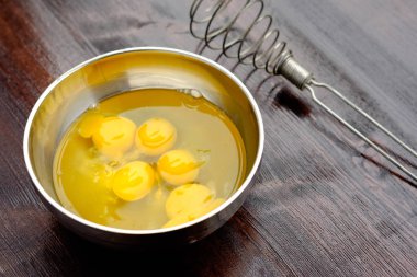 bir omlet yapmak için yumurta karıştırma